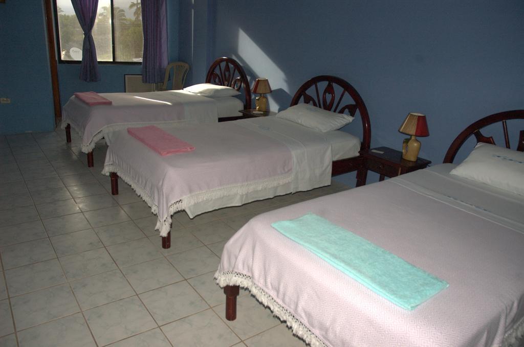 Hostal La Isla Del Descanso 푸에르토빌라밀 외부 사진